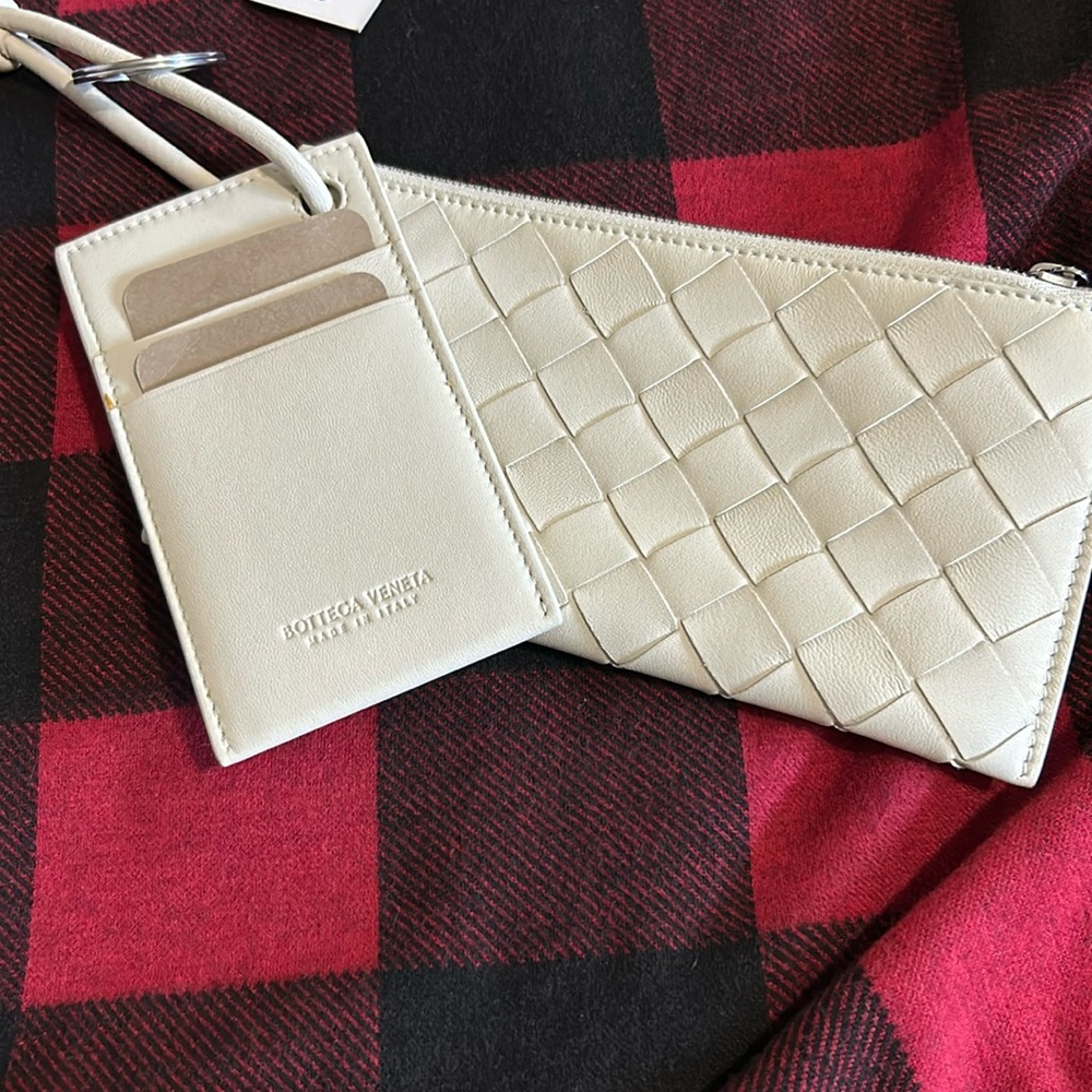 Bottega Veneta small wallet clucth new without tags authentic